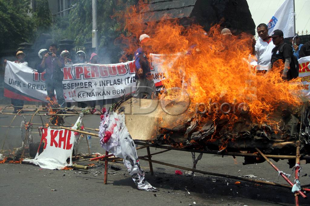 Buruh di Semarang Tuntut...