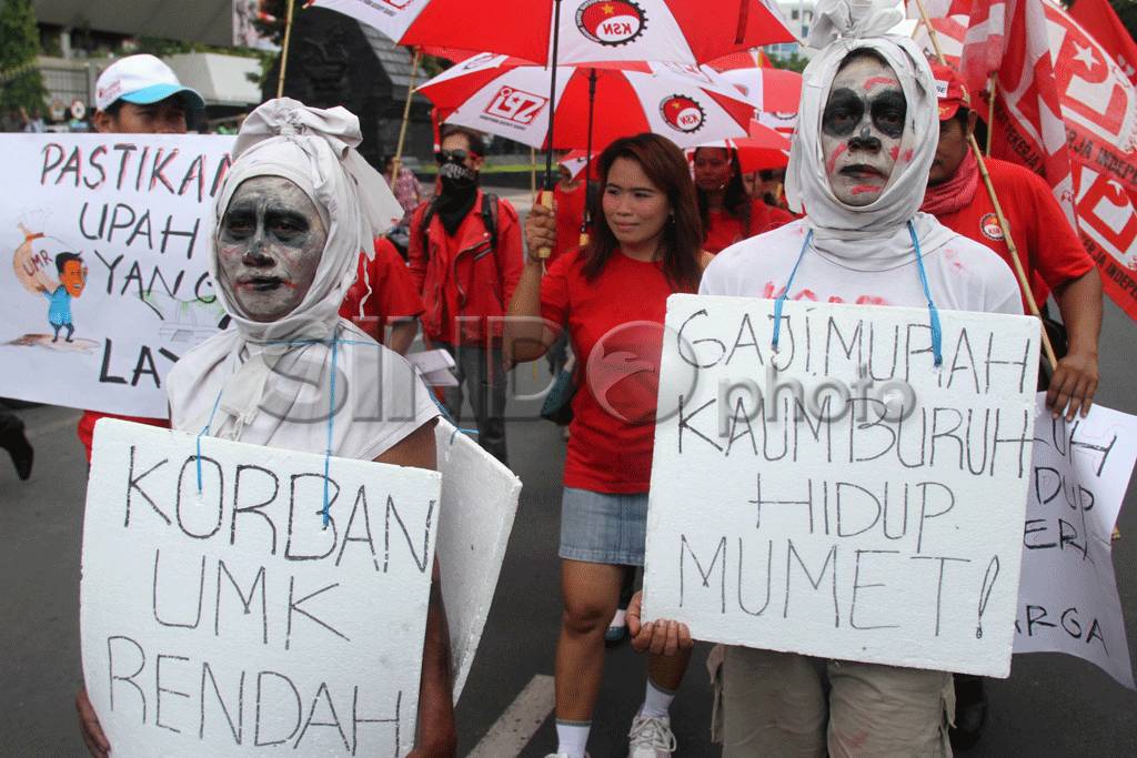 Buruh di Semarang Tuntut...