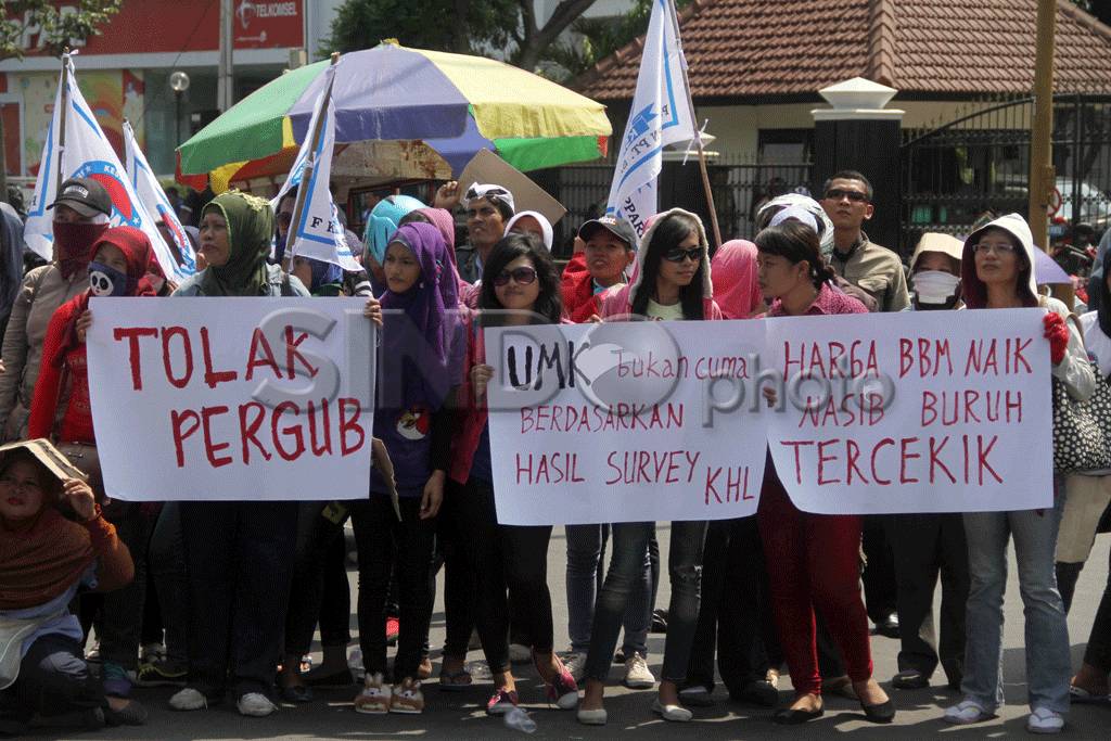 Buruh di Semarang Tuntut...