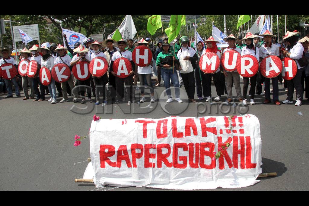 Buruh di Semarang Tuntut...