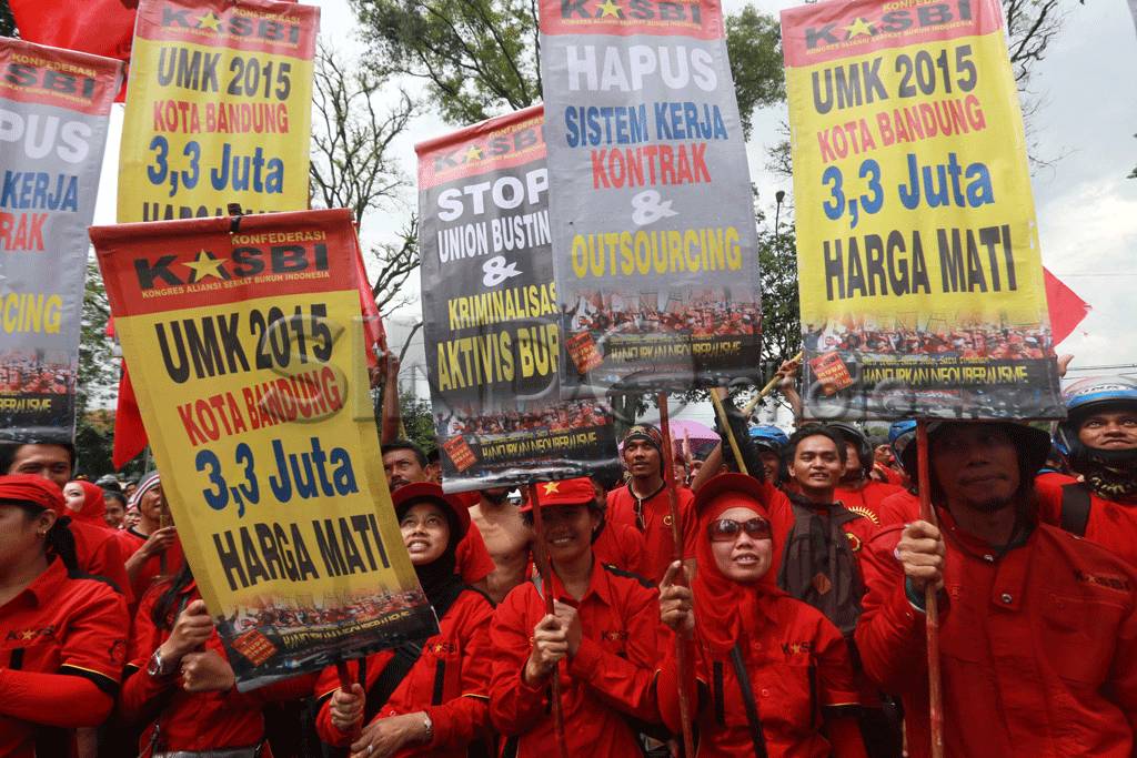 Buruh di BandungTuntut...
