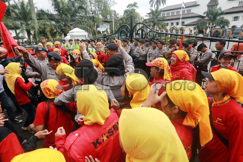 Buruh di BandungTuntut...