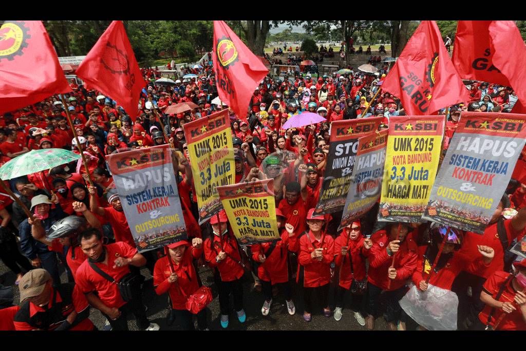 Buruh di BandungTuntut...