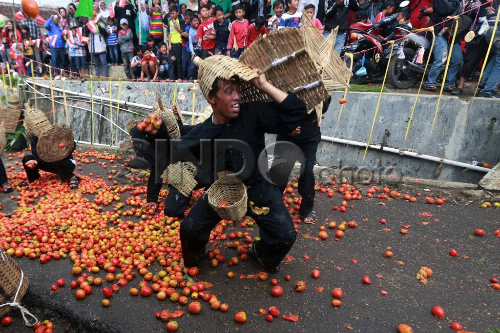 Kemeriahan Perang Tomat...
