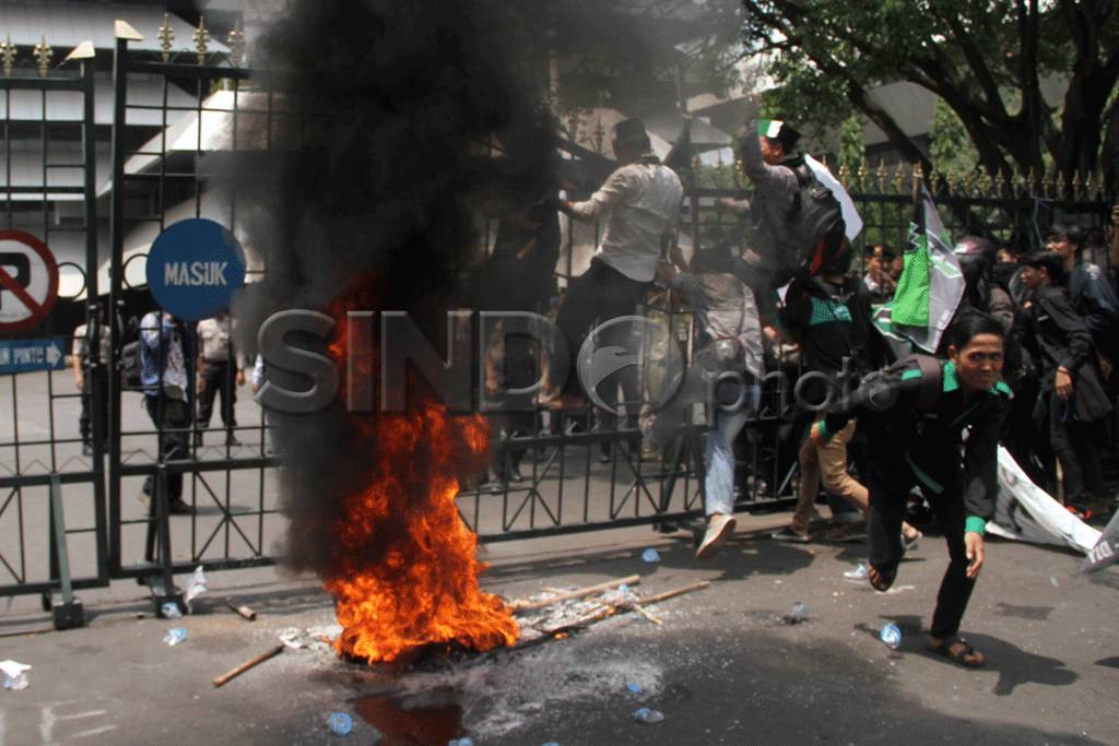 Demo Tolak Kenaikan...