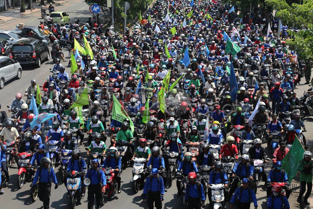 Buruh di Surabaya Tuntut...