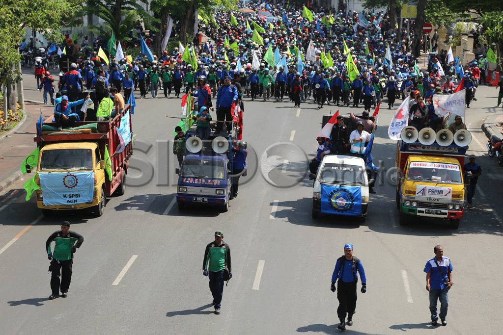 Buruh di Surabaya Tuntut...
