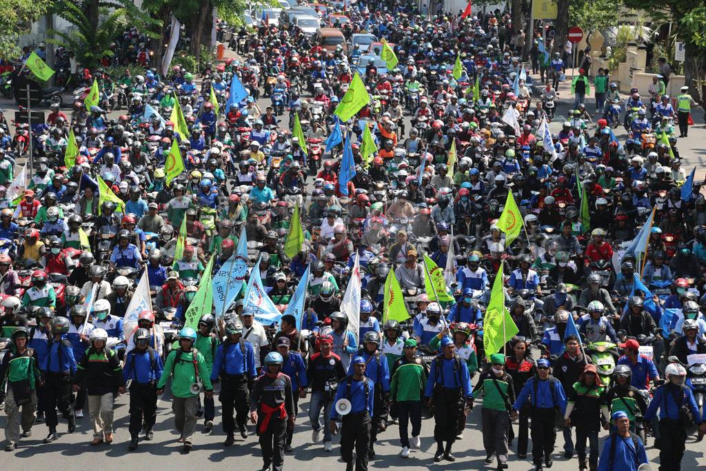 Buruh di Surabaya Tuntut...