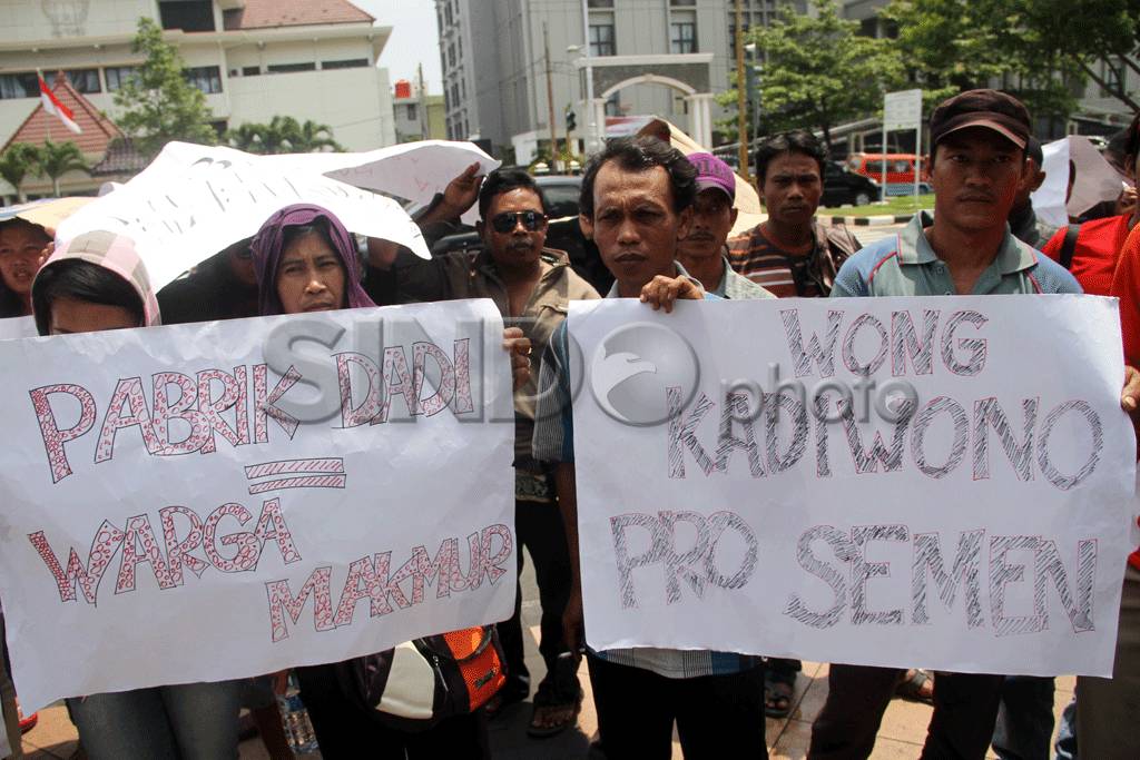 Warga Rembang Dukung...