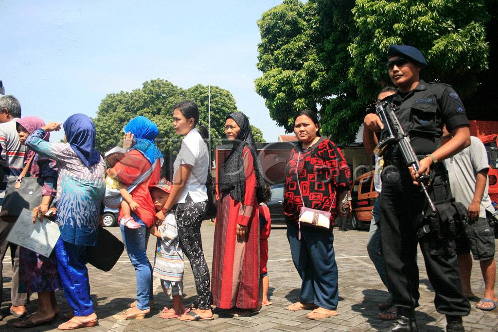 Ratusan Warga Antre...