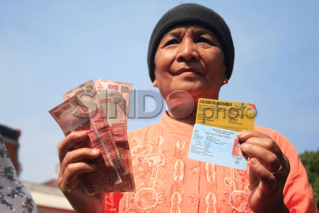 Ratusan Warga Antre...