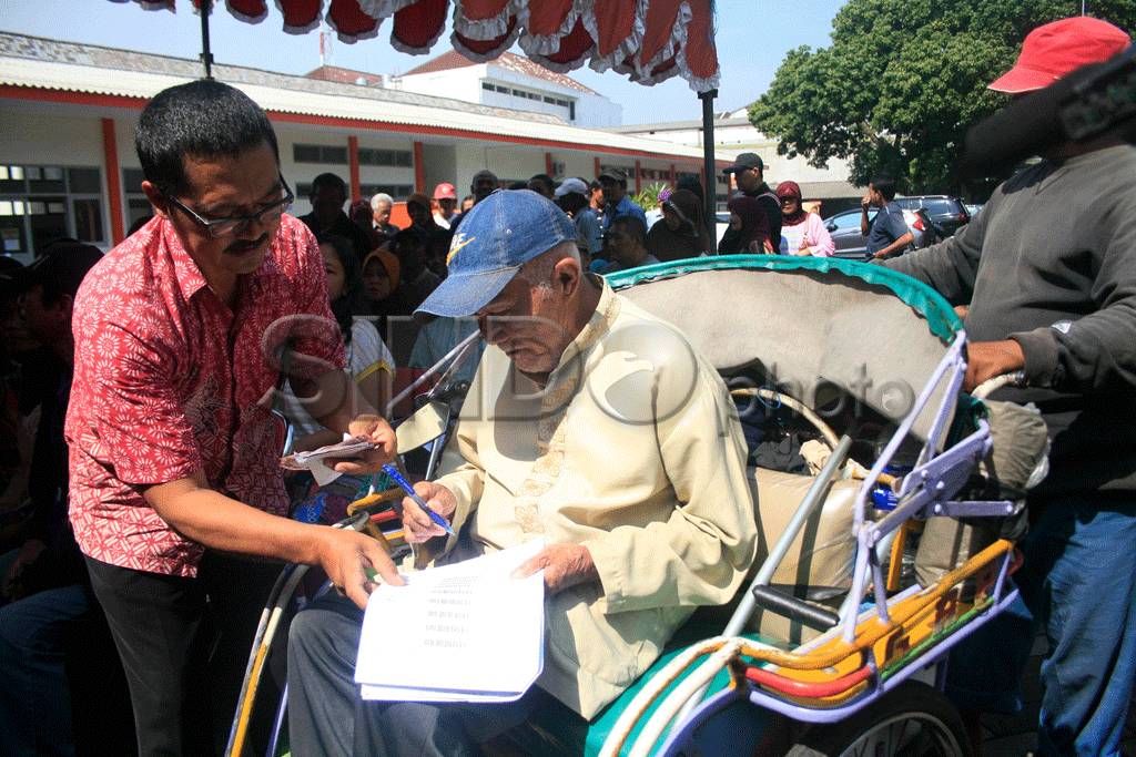 Ratusan Warga Antre...