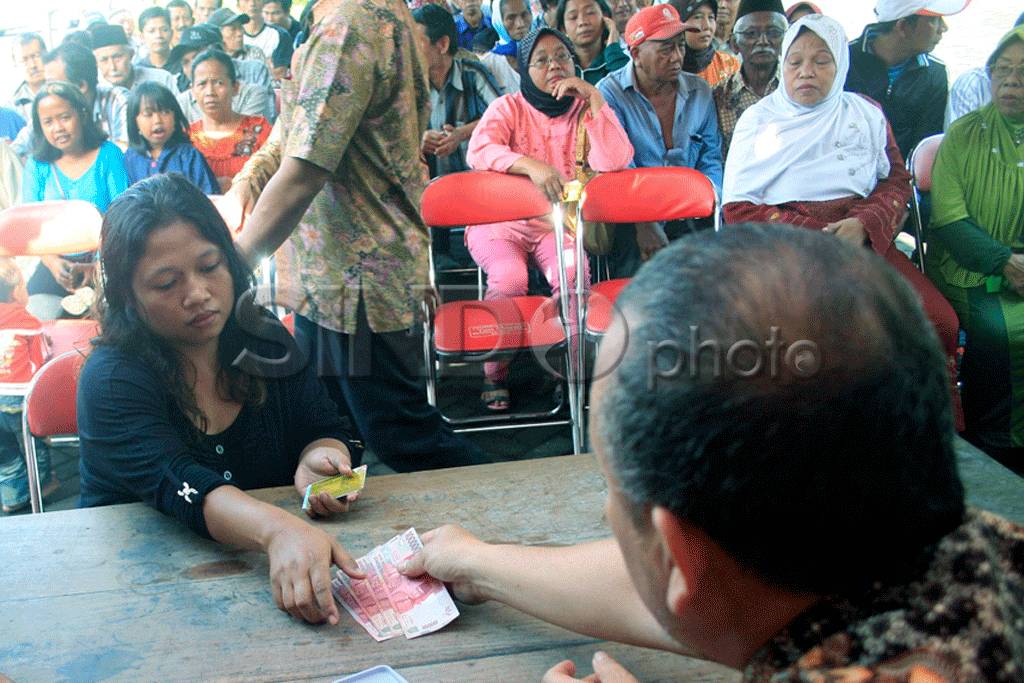 Ratusan Warga Antre...