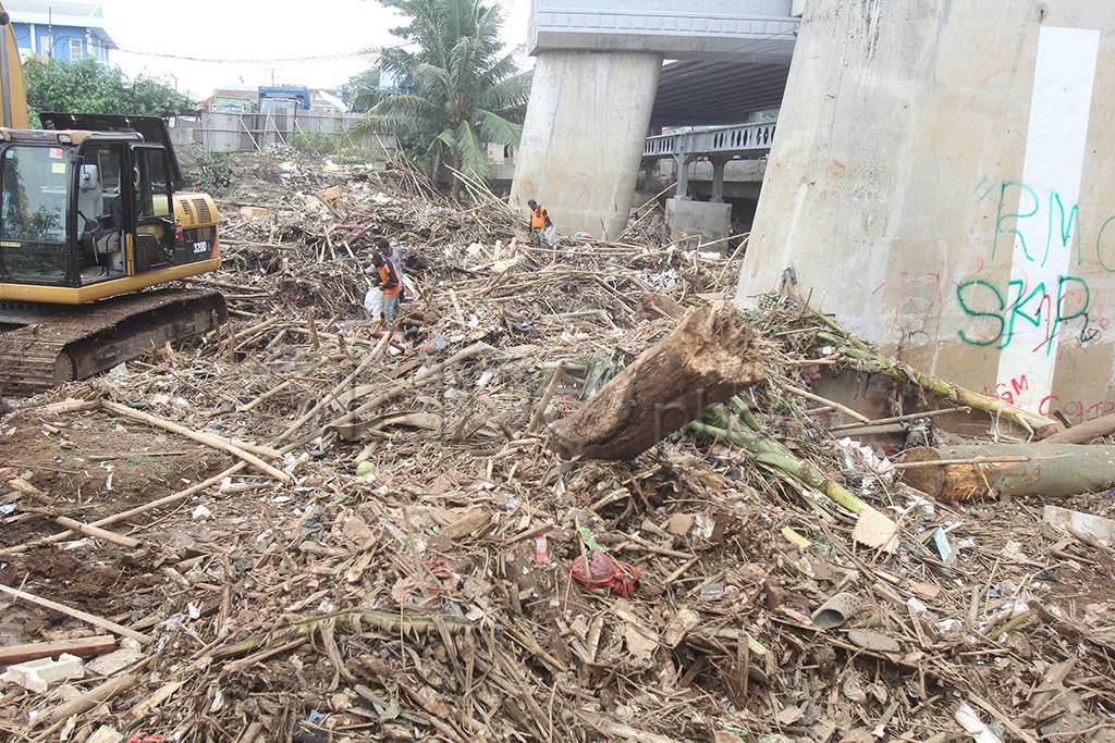 Gundukan Sampah di Jembatan...