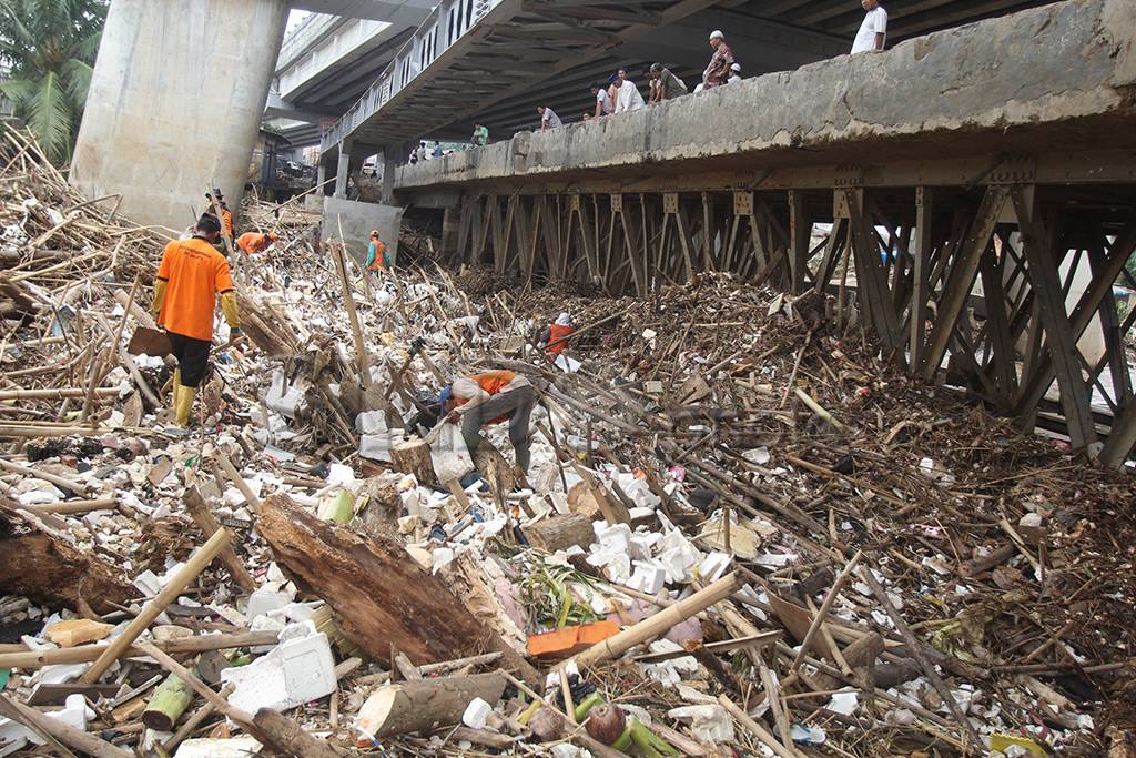 Gundukan Sampah di Jembatan...