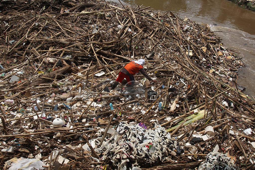 Gundukan Sampah di Jembatan...