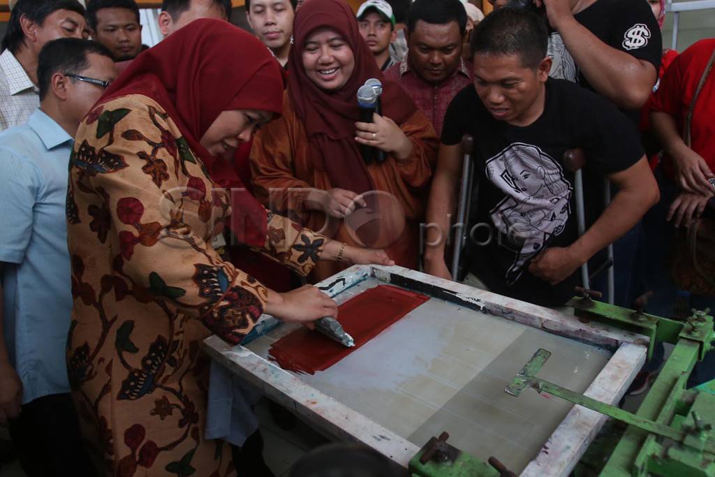 Mensos Kunjungi Pekerja...