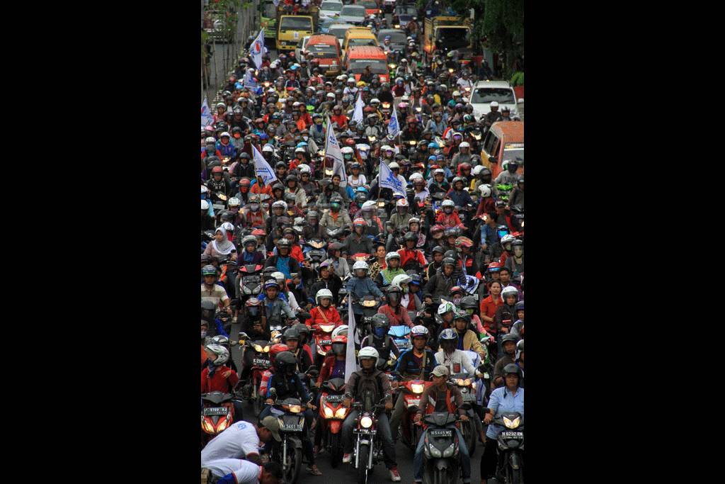 Buruh di Semarang Tuntut...