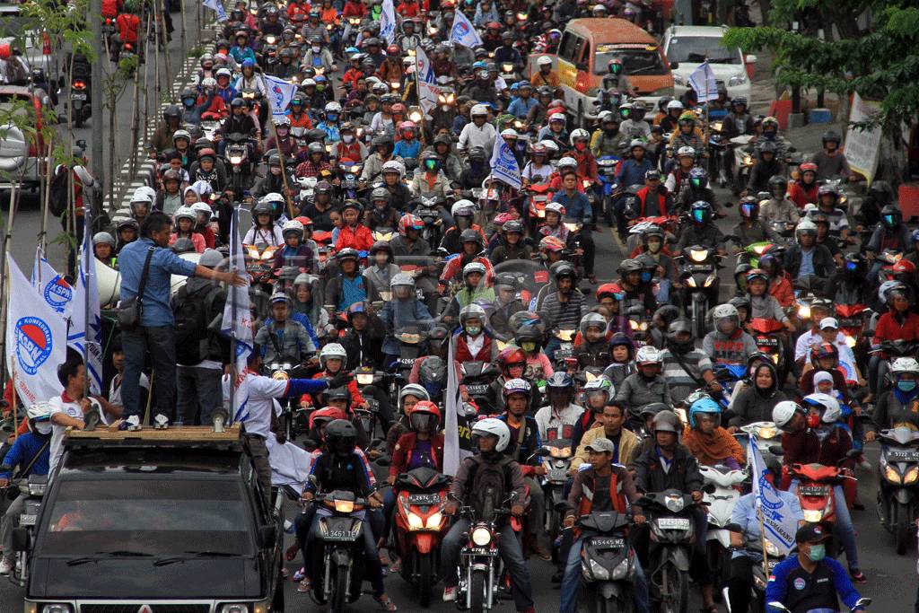 Buruh di Semarang Tuntut...