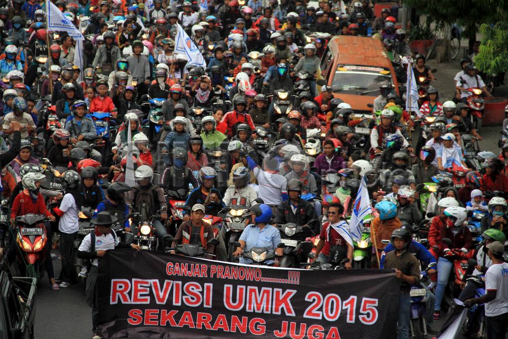 Buruh di Semarang Tuntut...