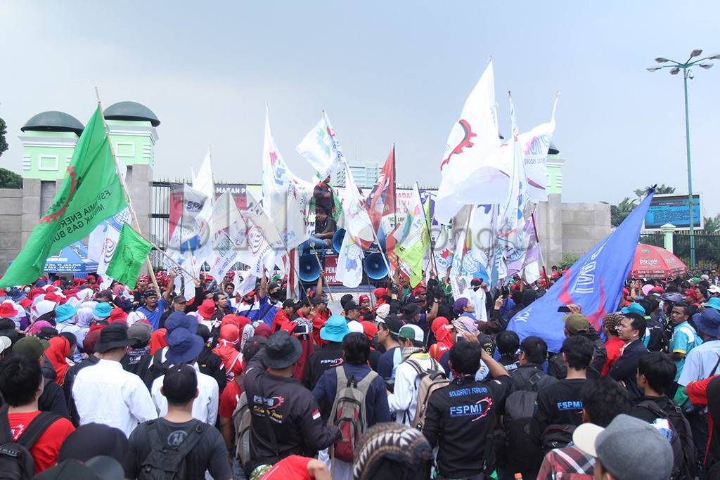 Buruh Kepung DPR RI