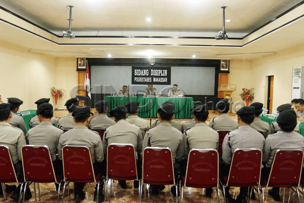 22 Anggota Polisi Jalani...