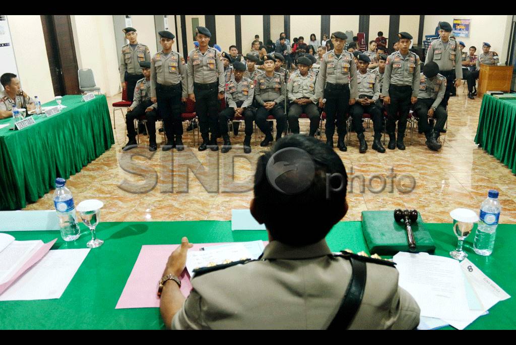 22 Anggota Polisi Jalani...