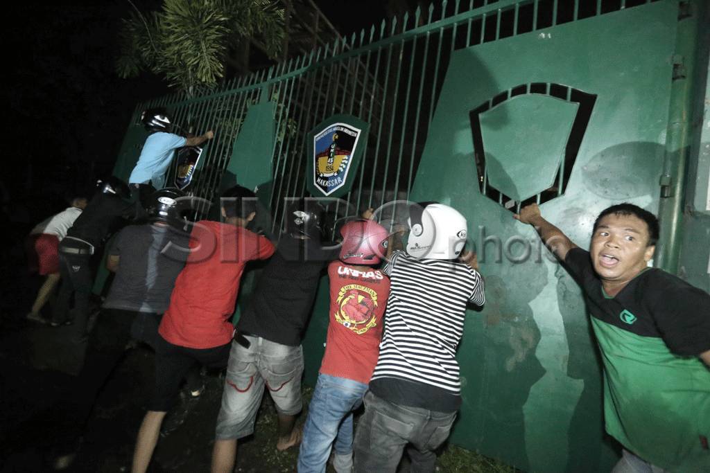 Mahasiswa Bentrok Dengan...