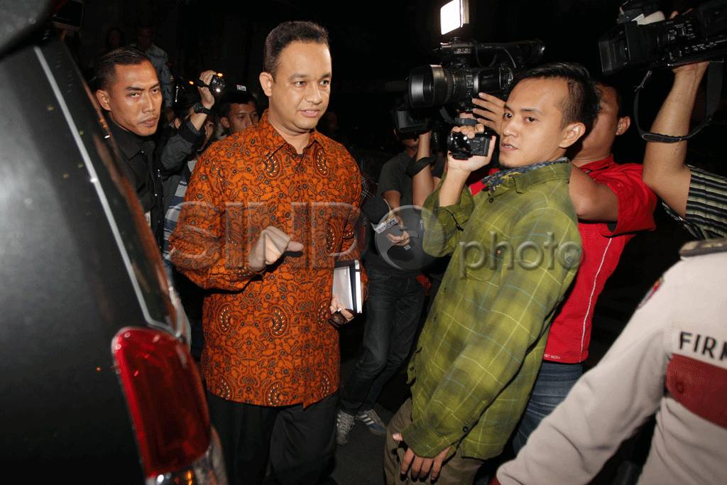 Anies Baswedan Serahkan...