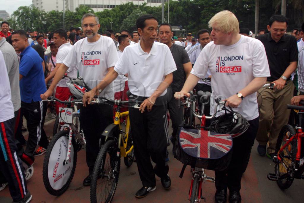 Jokowi Bersepeda Dengan...