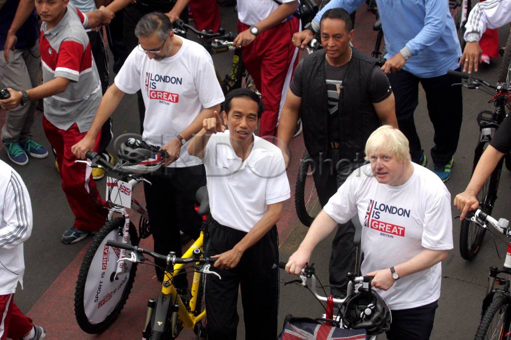 Jokowi Bersepeda Dengan...