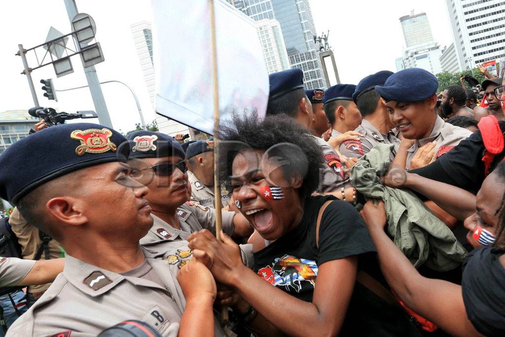 Mahasiswa Tuntut Hak...