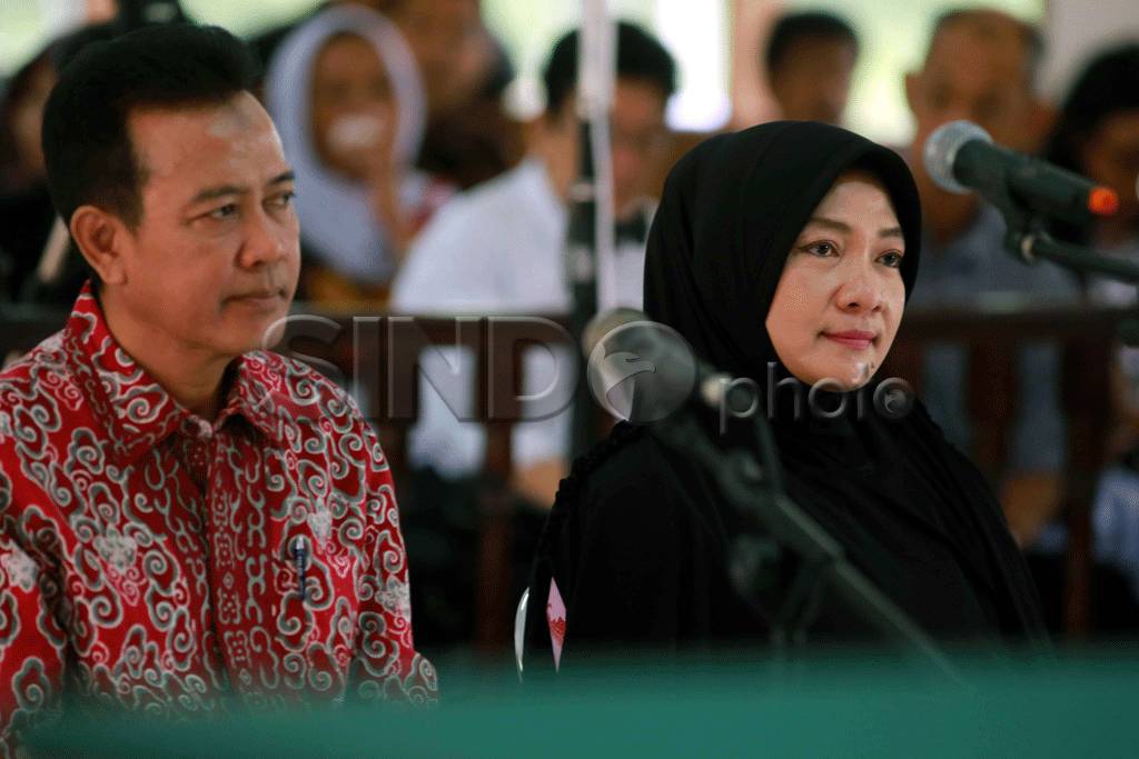 Ade Swara dan Istrinya...