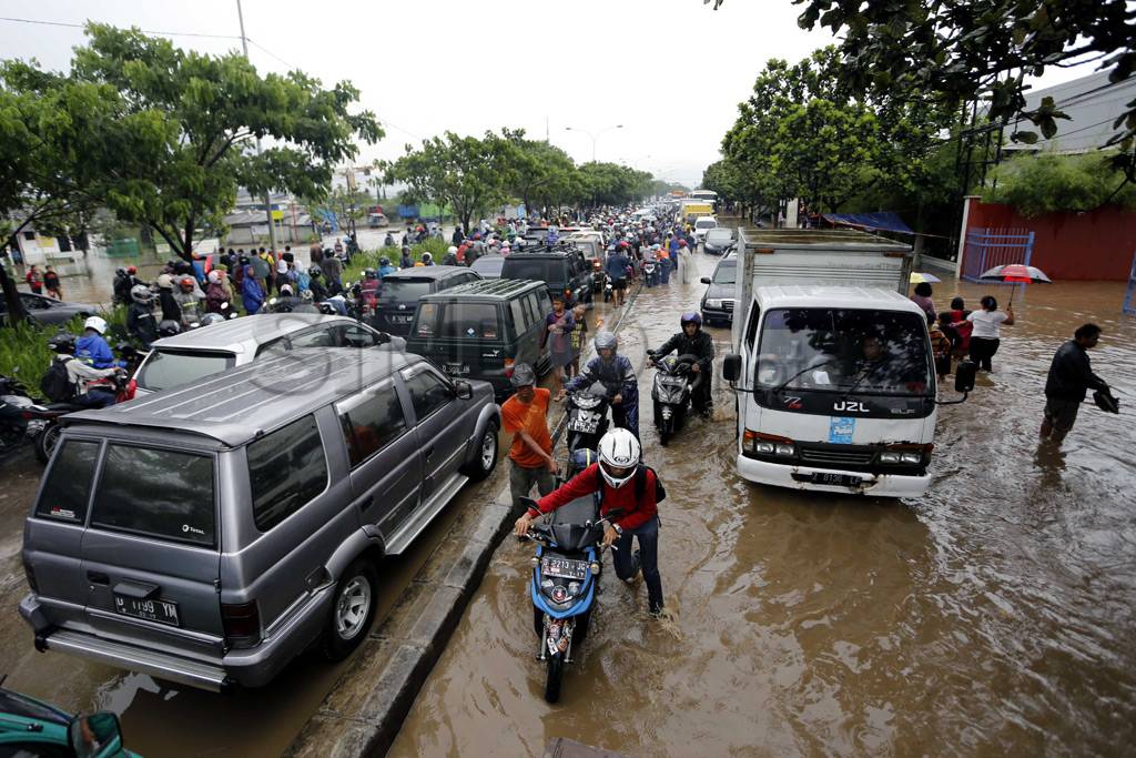 Hujan Desar, Gedebage...