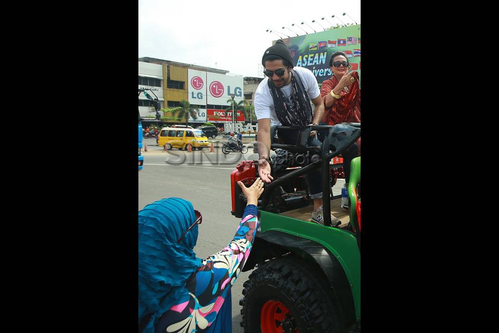 Pawai Aktor dan Aktris...