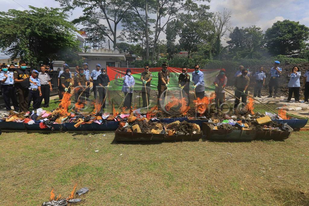 Kejari Bandung Musnahkan...
