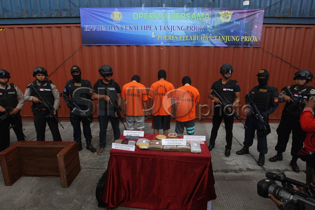 Polisi dan Bea Cukai...