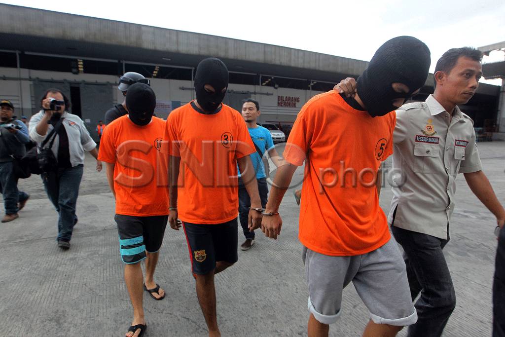 Polisi dan Bea Cukai...