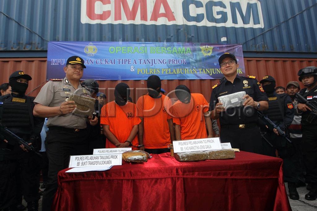Polisi dan Bea Cukai...