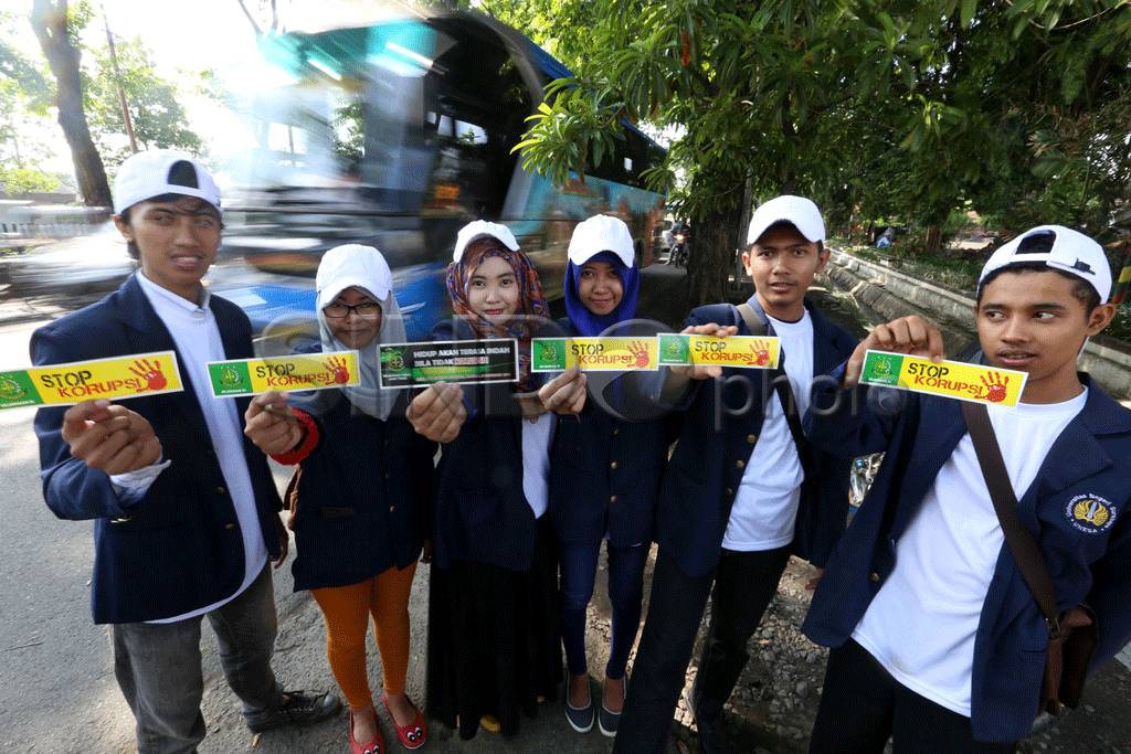 Mahasiswa Peringati...