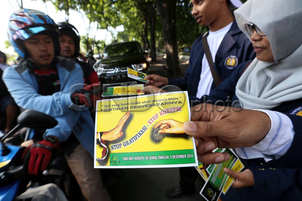 Mahasiswa Peringati...