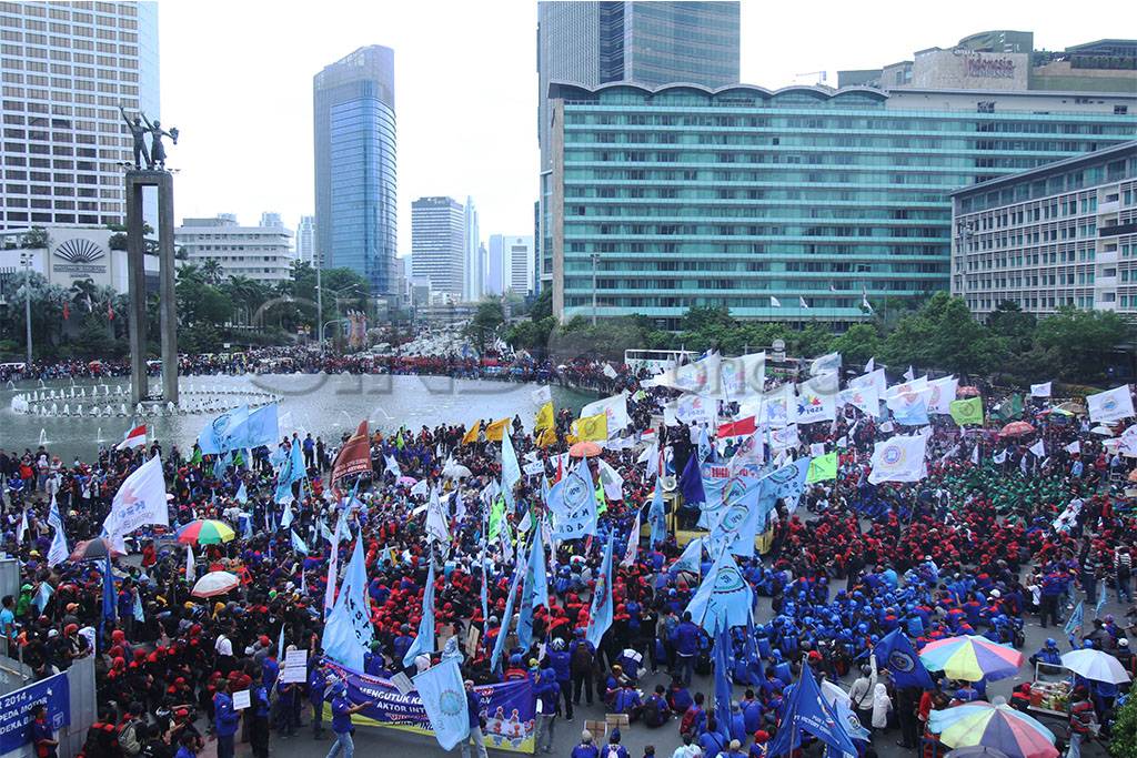 Ribuan Buruh Gelar Aksi...
