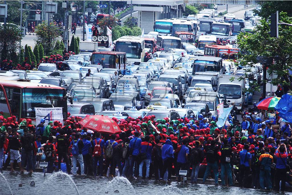 Ribuan Buruh Gelar Aksi...