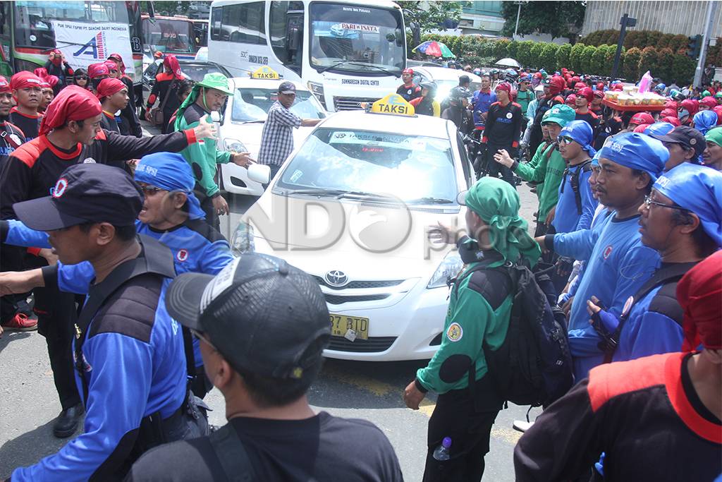 Ribuan Buruh Gelar Aksi...