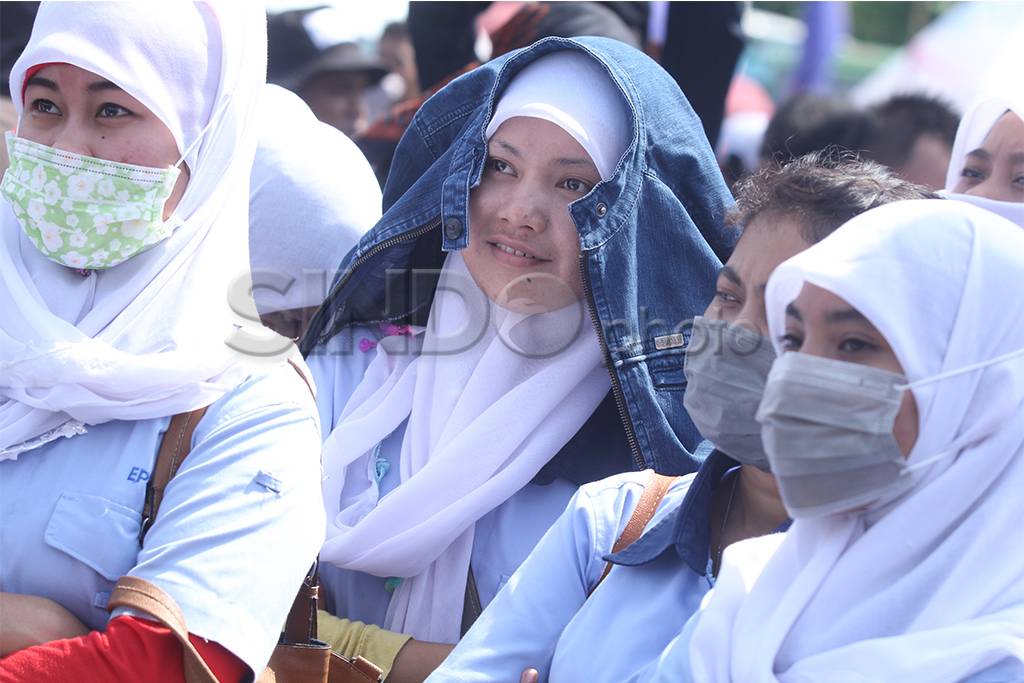 Ribuan Buruh Gelar Aksi...
