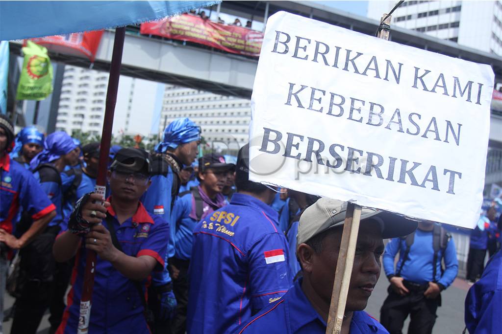 Ribuan Buruh Gelar Aksi...