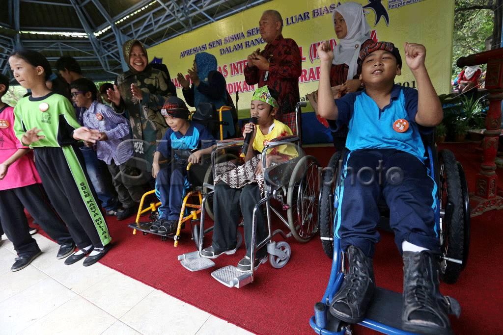 Tri Rismaharini Berbagi...