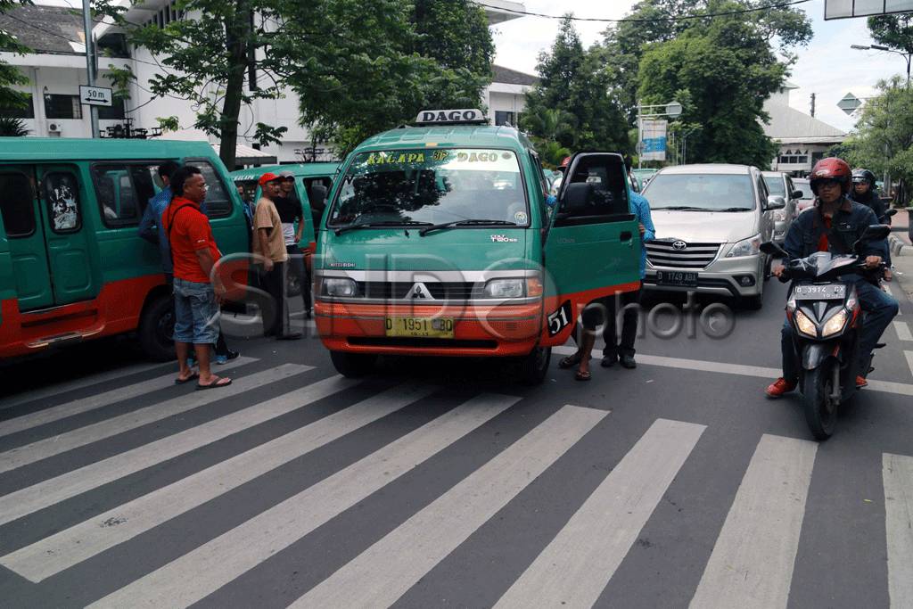 Angkutan Kota di Bandung...