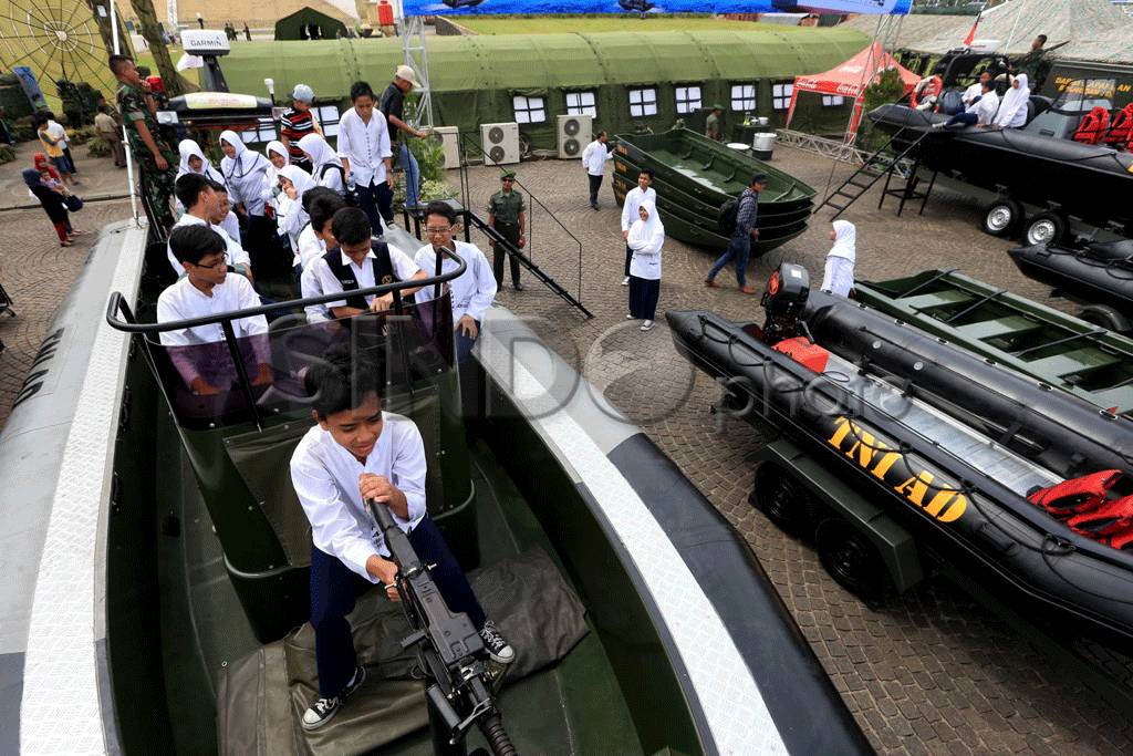 TNI-AD Pamerkan Ratusan...