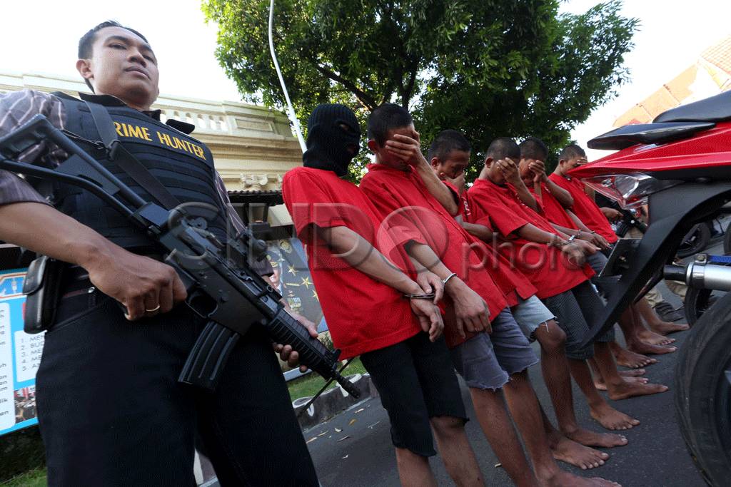 Polisi Lumpuhkan Kawanan...